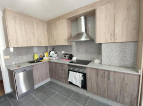 Piso tres habitaciones, dos baños.
